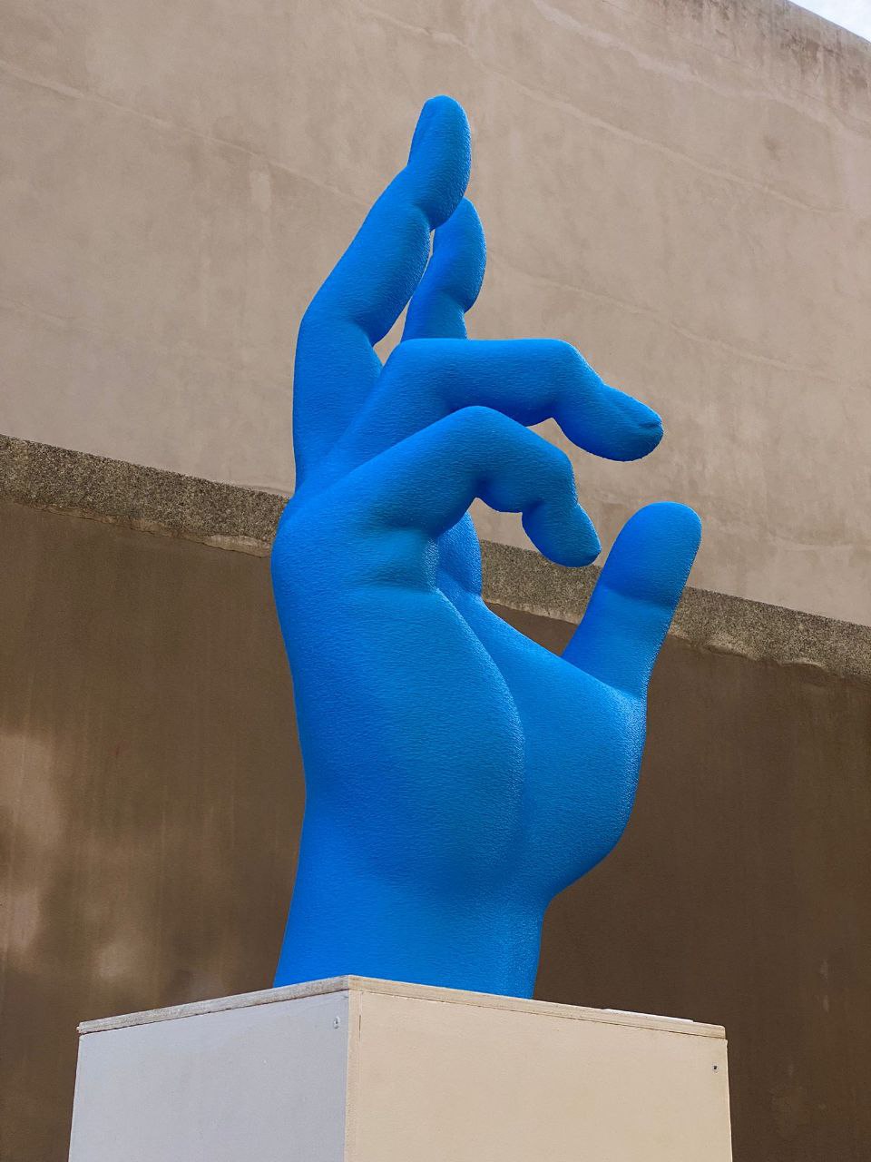 San Gnnà scultura della mano, gesto simbolico, progetto Mute Maniere, arte contemporanea, linguaggio non verbale
