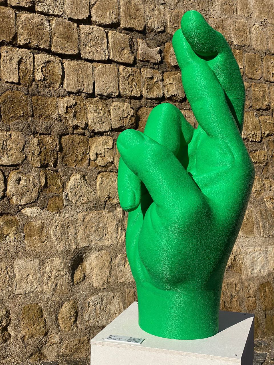 Zitt Zitt scultura della mano, gesto simbolico, progetto Mute Maniere, arte contemporanea, linguaggio non verbale