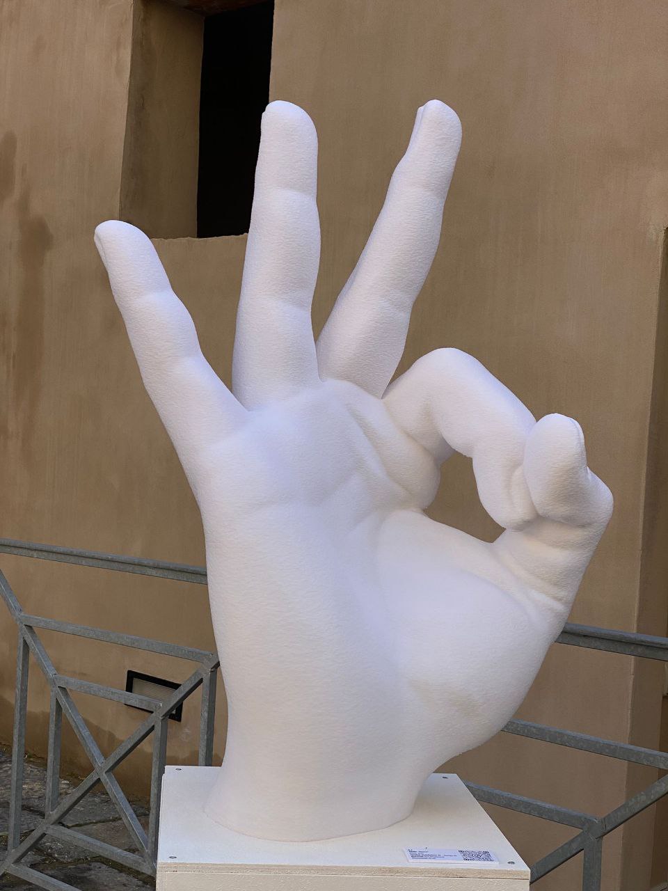 Appost scultura della mano, gesto simbolico, progetto Mute Maniere, arte contemporanea, linguaggio non verbale