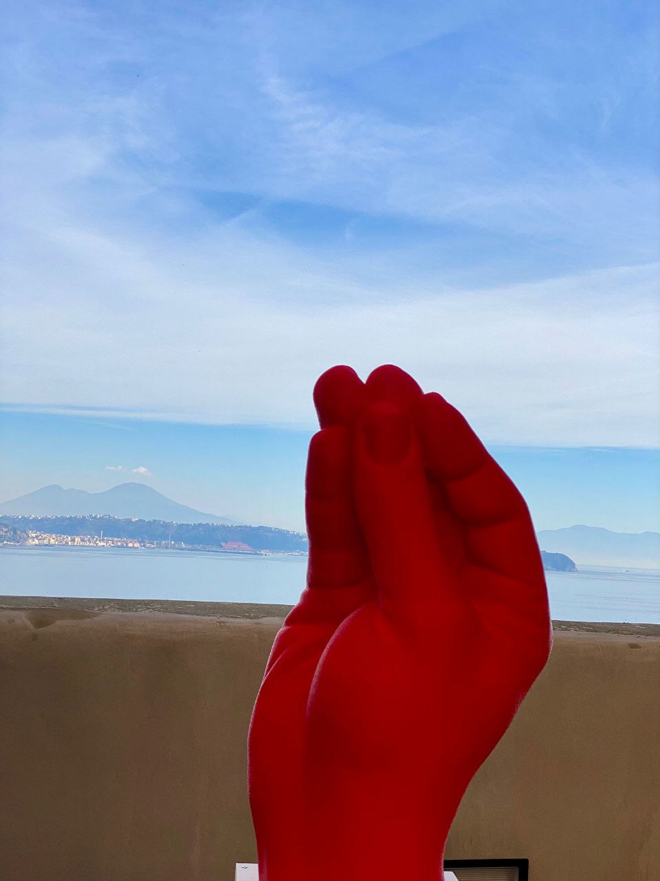 Chiò Chiò scultura della mano, gesto simbolico, progetto Mute Maniere, arte contemporanea, linguaggio non verbale