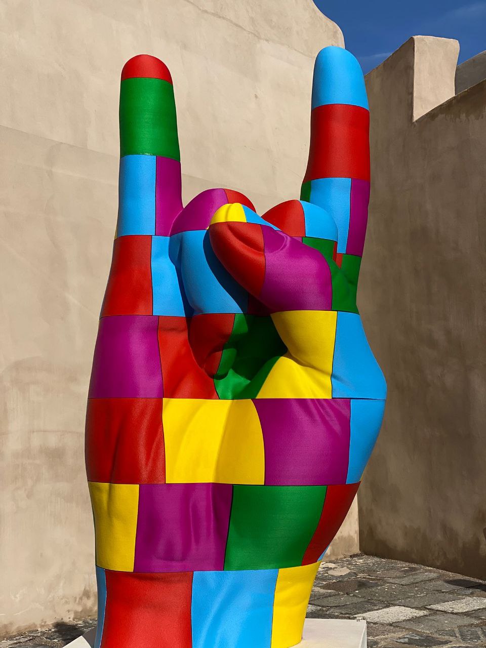 Tiè scultura della mano, gesto simbolico, progetto Mute Maniere, arte contemporanea, linguaggio non verbale